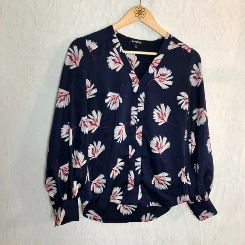 ✨NWT Express Women’s Blouse✨